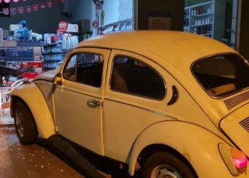“CHULÃO” USA FUSCA PARA QUEBRAR PORTA DE VIDRO E FURTAR LOJA PARA COMPRAR DROGAS; VEJA VÍDEOS