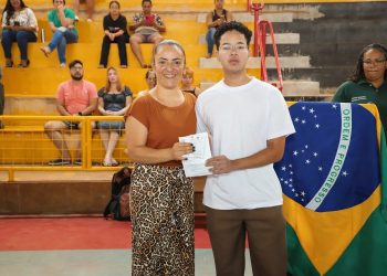 JOVENS RECEBEM CERTIFICADO DE DISPENSA MILITAR EM CERIMÔNIA EM ARANDU