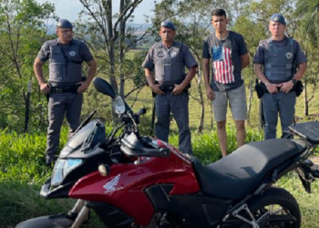 PM RECUPERA MOTO QUE FOI FURTADA E QUE ESTAVA ESCONDIDA ATRÁS DE UMA BANANEIRA