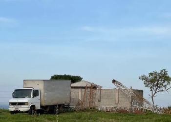 TORRE DE RÁDIO CAI E DEIXA DOIS MORTOS EM BOTUCATU