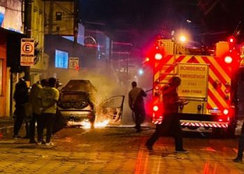CARRO É DESTRUÍDO EM INCÊNDIO NO CENTRO DE AVARÉ