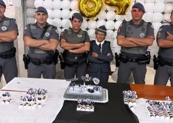 POLICIAIS PARTICIPAM DE FESTA DE ANIVERSÁRIO DE IDOSA DE 84 ANOS, FÃ DA PM