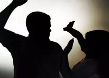 HOMEM É PRESO APÓS ESPANCAR A MULHER COM GOLPES NA BOCA E NAS COSTAS
