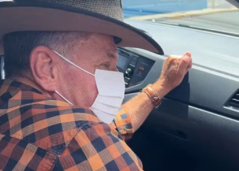 MOTORISTA DE JAGUAR QUE FUGIU APÓS SE ENVOLVER EM ACIDENTE QUE MATOU DUAS PESSOAS PRESTA DEPOIMENTO À POLÍCIA