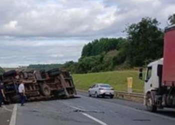 PNEU ESTOURA E CAMINHÃO CARREGADO COM MADEIRA TOMBA NA CASTELLO BRANCO