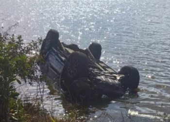 CARRO CAI EM LAGOA APÓS MOTORISTA PERDER O CONTROLE DO VEÍCULO EM ESTRADA RURAL