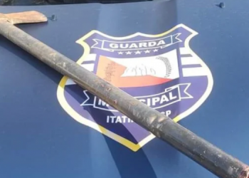 HOMEM É DETIDO APÓS DANIFICAR CARROS COM MACHADO E AMEAÇAR COLOCAR FOGO EM BAR