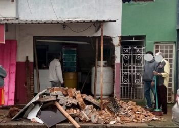MOTORISTA PERDE CONTROLE DA DIREÇÃO E VEÍCULO INVADE BAR EM AVARÉ