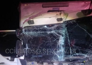 ACIDENTE ENTRE CAMINHÃO E CARRETA DEIXA MOTORISTA FERIDO NA CASTELLO BRANCO