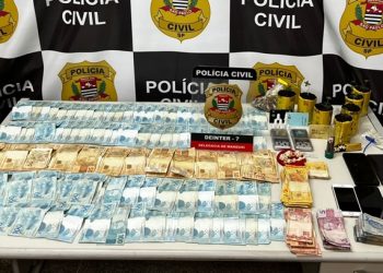 HOMEM É PRESO COM DROGAS E MAIS DE R$ 16 MIL EM DINHEIRO
