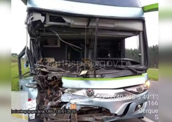 ÔNIBUS COLIDE COM CAMINHÃO NA RODOVIA CASTELLO BRANCO; DOIS PASSAGEIROS FICAM FERIDOS