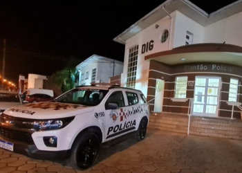 MÃE É ACUSADA DE ABANDONAR TRÊS FILHOS PEQUENOS DURANTE A MADRUGADA PARA IR À CASA DO NAMORADO EM AVARÉ
