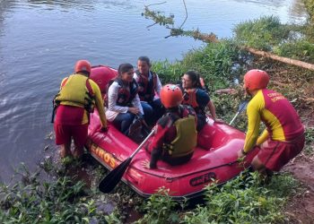 BOMBEIROS DE AVARÉ APOIAM ATENDIMENTO A IDOSO EM ILHA NO RIO PARDO EM ÁGUAS DE SANTA BÁRBARA