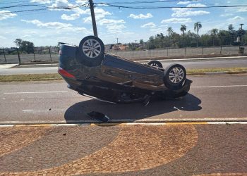 CARRO CAPOTA EM FRENTE A EMAPA EM AVARÉ