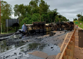CARRETA TOMBA, VAZA ÓLEO EM RIO E INTERDITA A SP-255 EM TAQUARITUBA