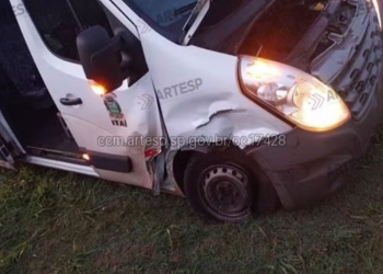 VAN COM PACIENTES DE ITAÍ SE ENVOLVE EM ACIDENTE NA SP-255
