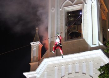 PAPAI NOEL DESCE DE TIROLESA PARA ANUNCIAR O NATAL NA SEXTA-FEIRA (19) EM AVARÉ