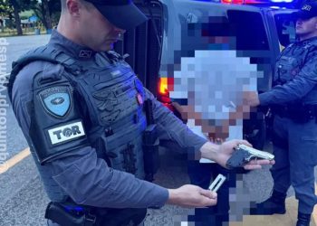 POLÍCIA RODOVIÁRIA PRENDE PASSAGEIRO DE TÁXI COM ARMA DE NUMERAÇÃO RASPADA