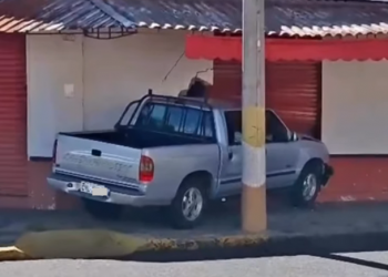 APÓS COLISÃO, MOTORISTA PERDE O CONTROLE DO VEÍCULO E ATINGE BAR EM AVARÉ
