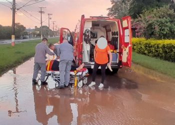 GRÁVIDA DE 7 MESES SOFRE ACIDENTE DE MOTO APÓS CAIR EM BURACO EM VIA ALAGADA DE AVARÉ