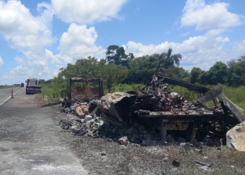 CAMINHÃO É DESTRUÍDO POR INCÊNDIO NA CASTELLO BRANCO EM AVARÉ