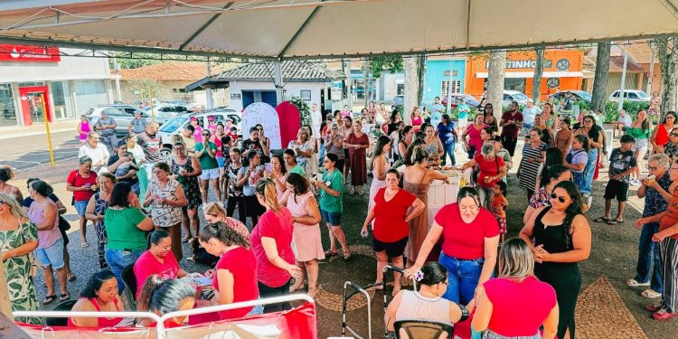 DIA INTERNACIONAL DA MULHER É CELEBRADO COM EVENTO ESPECIAL NA PRAÇA DA MATRIZ EM ARANDU