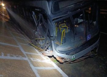 ÔNIBUS PERDE O CONTROLE E COLIDE CONTRA CANALETA NA SP-255 EM AVARÉ