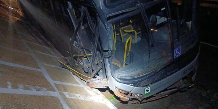 ÔNIBUS PERDE O CONTROLE E COLIDE CONTRA CANALETA NA SP-255 EM AVARÉ
