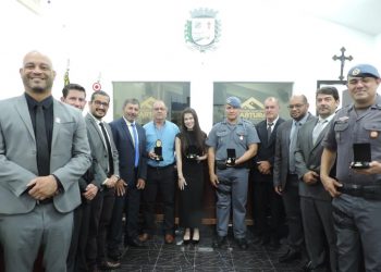 POLICIAIS CIVIS E MILITARES SÃO HOMENAGEADOS COM MEDALHA DE RECONHECIMENTO COMUNITÁRIO NA REGIÃO