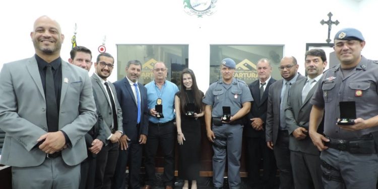 POLICIAIS CIVIS E MILITARES SÃO HOMENAGEADOS COM MEDALHA DE RECONHECIMENTO COMUNITÁRIO NA REGIÃO