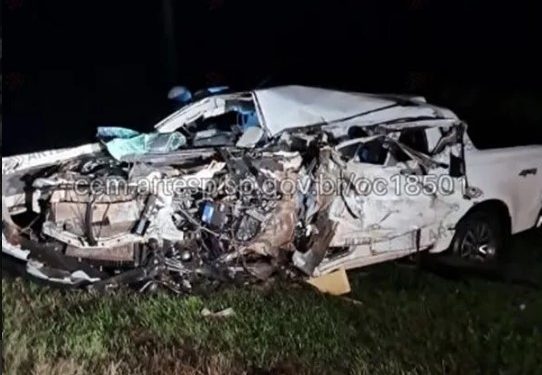 MOTORISTA MORRE E CAMINHONETE FICA DESTRUÍDA EM COLISÃO CONTRA CARRETA NA REGIÃO