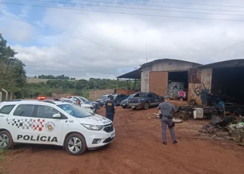 OPERAÇÃO INTEGRADA APREENDE ARMA E VEÍCULOS ROUBADOS EM DESMANCHE CLANDESTINO NA REGIÃO