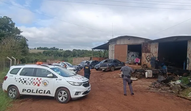OPERAÇÃO INTEGRADA APREENDE ARMA E VEÍCULOS ROUBADOS EM DESMANCHE CLANDESTINO NA REGIÃO