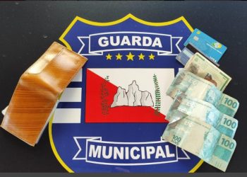 HOMEM EMPURRA IDOSO, LEVA CARTEIRA E ACABA DETIDO AO CHEGAR EM CASA