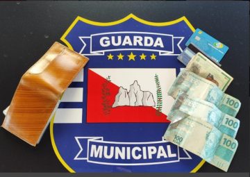 HOMEM EMPURRA IDOSO, LEVA CARTEIRA E ACABA DETIDO AO CHEGAR EM CASA