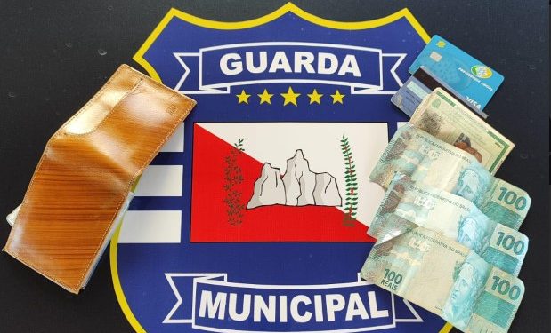 HOMEM EMPURRA IDOSO, LEVA CARTEIRA E ACABA DETIDO AO CHEGAR EM CASA