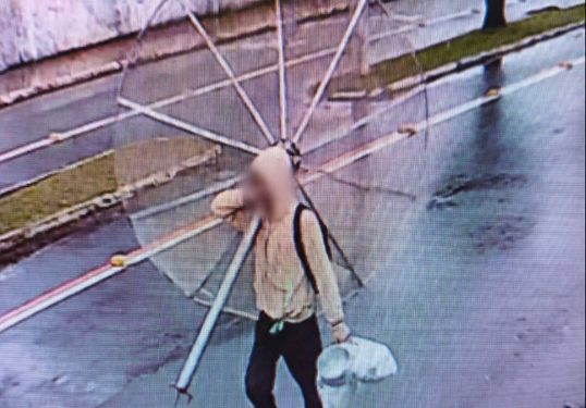 HOMEM É PRESO APÓS FURTAR ANTENA PARABÓLICA DE RESIDÊNCIA EM PLENA LUZ DO DIA