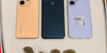 CASAL É DETIDO APÓS POLÍCIA APREENDER DROGAS E CELULARES COM MENSAGENS SUSPEITAS DE TRÁFICO DE DROGAS