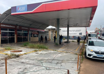 OPERAÇÃO DA PREFEITURA REMOVE OCUPAÇÃO IRREGULAR E APONTA RISCOS EM ANTIGO POSTO DE COMBUSTÍVEIS NO CENTRO DE AVARÉ