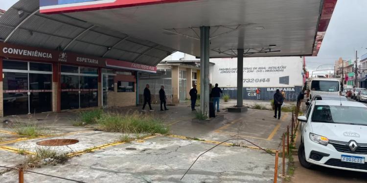 OPERAÇÃO DA PREFEITURA REMOVE OCUPAÇÃO IRREGULAR E APONTA RISCOS EM ANTIGO POSTO DE COMBUSTÍVEIS NO CENTRO DE AVARÉ