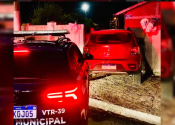 MOTORISTA EMBRIAGADO PERDE O CONTROLE DO CARRO E INVADE QUINTAL DE CASA