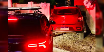 MOTORISTA EMBRIAGADO PERDE O CONTROLE DO CARRO E INVADE QUINTAL DE CASA