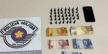 ADOLESCENTE DE 15 ANOS TENTA FUGIR DA PM, JOGA COCAÍNA PERTO DE GALINHEIRO, MAS ACABA APREENDIDO