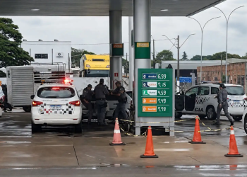 FUGA CINEMATOGRÁFICA MOBILIZA EQUIPES DA PM E TERMINA EM POSTO DE COMBUSTÍVEL NA REGIÃO