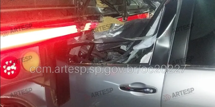 MOTORISTA MORRE APÓS SUV ATINGIR CARRETA NA SP-255; IMPACTO FOI TÃO FORTE QUE VEÍCULO FICOU PRESO AO CAMINHÃO