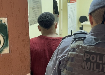 DENÚNCIA DE BRIGA LEVA PM A ESCONDERIJO COM CERCA DE 400 PORÇÕES DE COCAÍNA E PROCURADO PELA JUSTIÇA