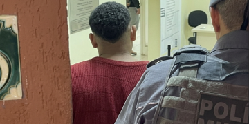 DENÚNCIA DE BRIGA LEVA PM A ESCONDERIJO COM CERCA DE 400 PORÇÕES DE COCAÍNA E PROCURADO PELA JUSTIÇA