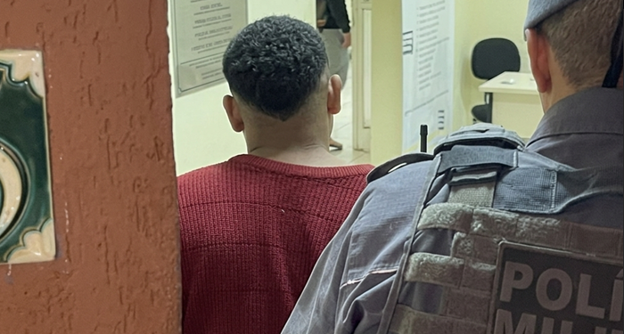 DENÚNCIA DE BRIGA LEVA PM A ESCONDERIJO COM CERCA DE 400 PORÇÕES DE COCAÍNA E PROCURADO PELA JUSTIÇA