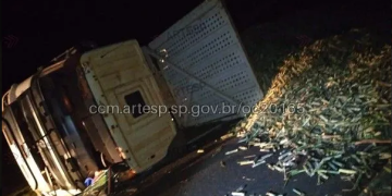 CARRETA CARREGADA COM CANA-DE-AÇÚCAR TOMBA E DEIXA UM FERIDO EM RODOVIA DA REGIÃO