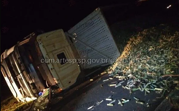 CARRETA CARREGADA COM CANA-DE-AÇÚCAR TOMBA E DEIXA UM FERIDO EM RODOVIA DA REGIÃO